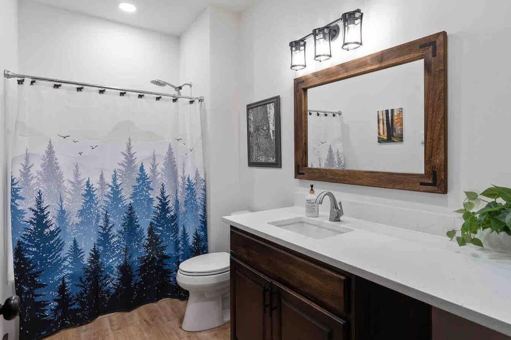 Luxe Mt. Rainier W/ Hot Tub-ac-game