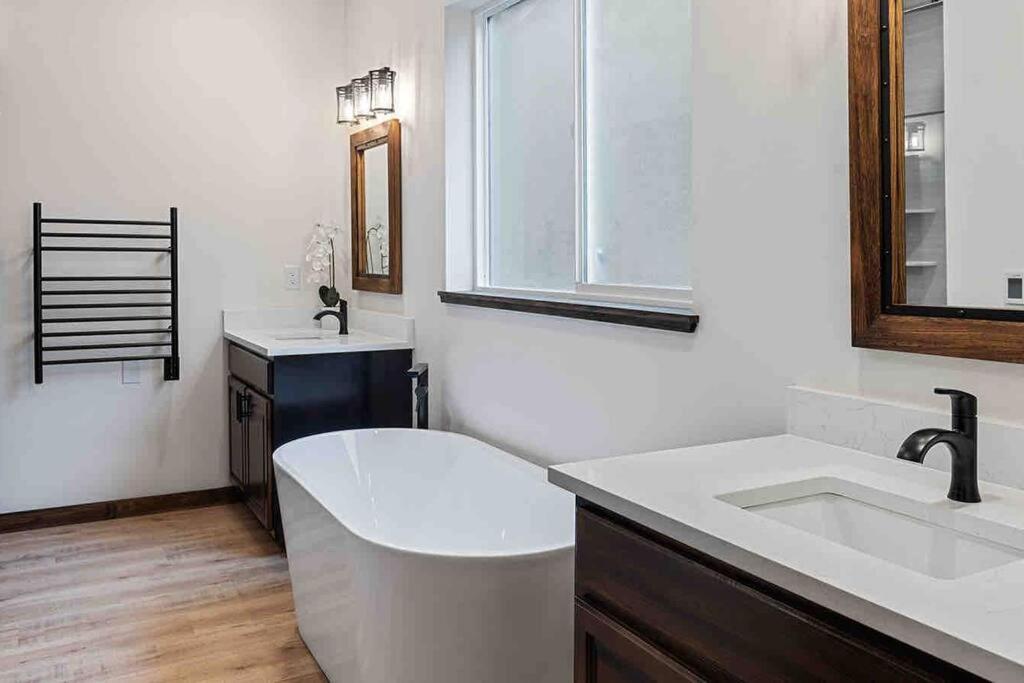Luxe Mt. Rainier W/ Hot Tub-ac-game *